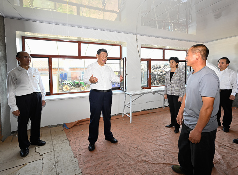 9月6日至8日，，，，，，中共中央总书记、国家主席、中央军委主席习近平在黑龙江考察。。。。。。这是7日上午，，，，，，在遭受洪涝灾难的哈尔滨尚志市老街基乡龙王庙村，，，，，，习近平走进村民杨春贵家中，，，，，，观察受损衡宇修缮情形。。。。。。