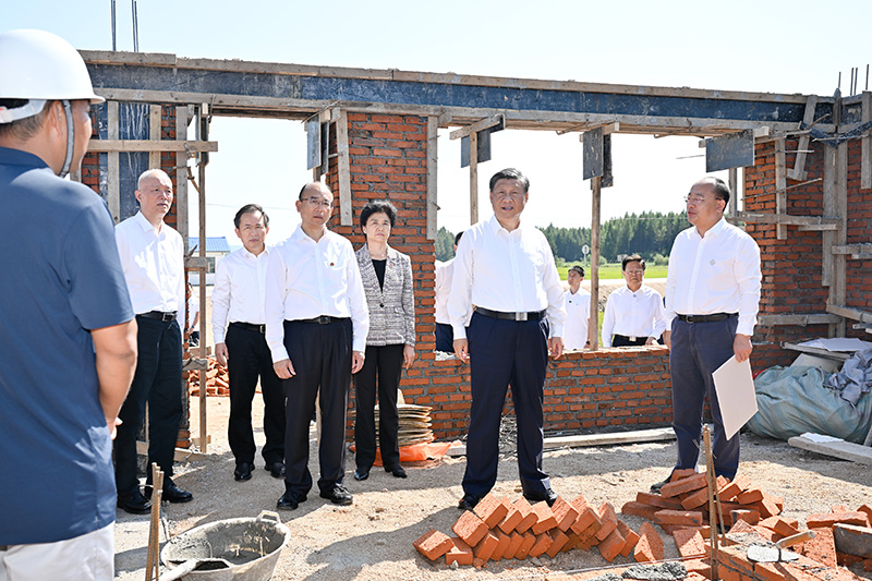 9月6日至8日，，，，，，中共中央总书记、国家主席、中央军委主席习近平在黑龙江考察。。。。。。这是7日上午，，，，，，习近平在遭受洪涝灾难的哈尔滨尚志市老街基乡龙王庙村，，，，，，观察水毁衡宇重修情形。。。。。。