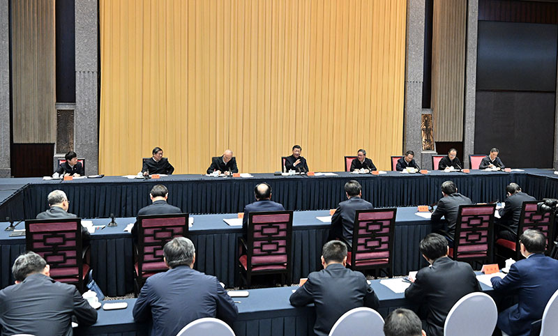 11月30日上午，，，，，，中共中央总书记、国家主席、中央军委主席习近平在上海主持召开深入推进长三角一体化生长座谈会并揭晓主要讲话。。。。
